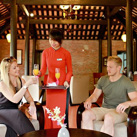 Mulberry Collection Silk Village Χόι Αν Εξωτερικό φωτογραφία A Vietnamese waitress serving drinks