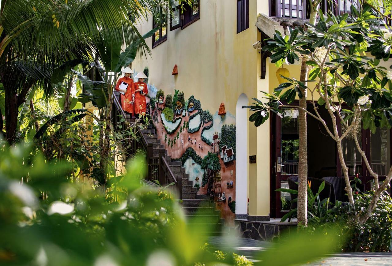 Mulberry Collection Silk Village Χόι Αν Εξωτερικό φωτογραφία A mural in the garden of the hotel