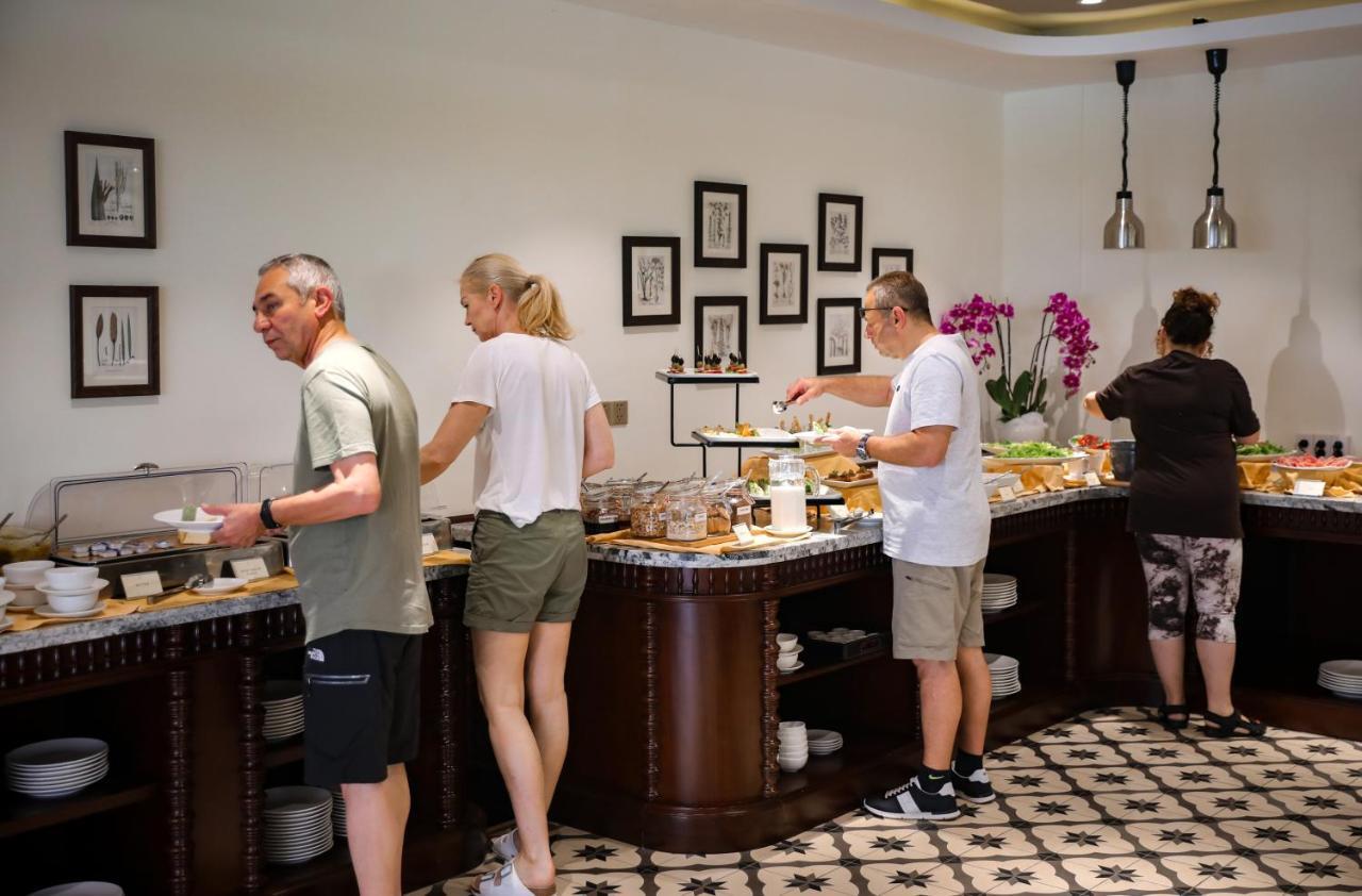 Mulberry Collection Silk Village Χόι Αν Εξωτερικό φωτογραφία A buffet at a hotel