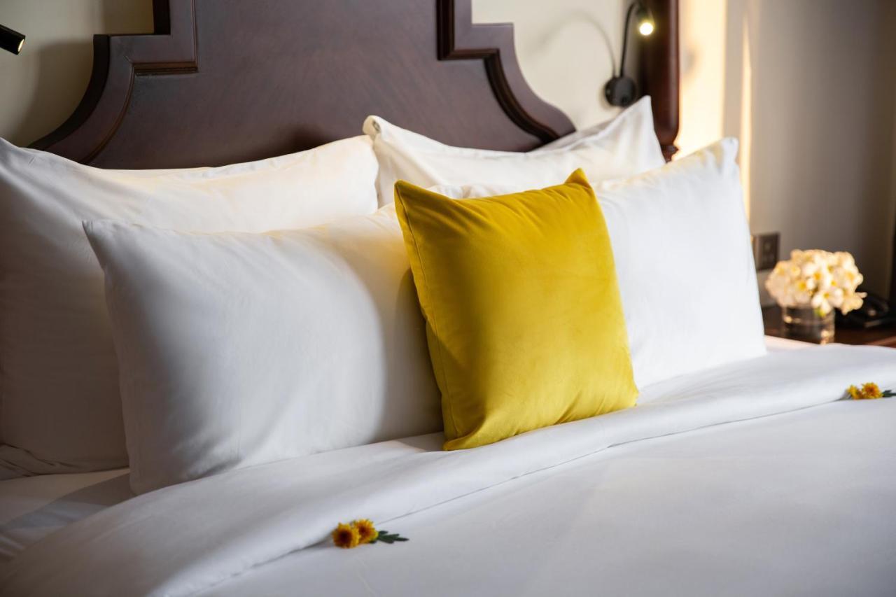 Mulberry Collection Silk Village Χόι Αν Εξωτερικό φωτογραφία A bed with pillows