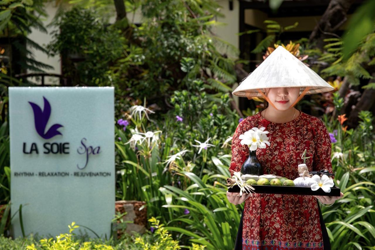 Mulberry Collection Silk Village Χόι Αν Εξωτερικό φωτογραφία A Vietnamese woman wearing a non la