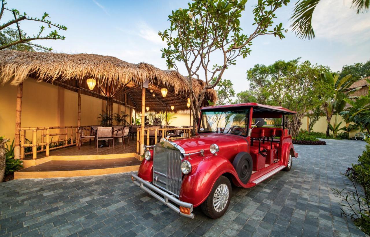 Mulberry Collection Silk Village Χόι Αν Εξωτερικό φωτογραφία The resort's vintage car