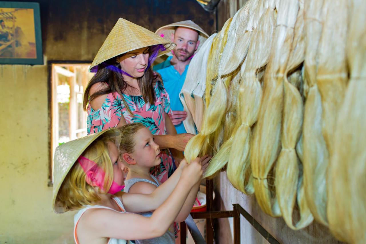 Mulberry Collection Silk Village Χόι Αν Εξωτερικό φωτογραφία Visitors to the Mekong Delta, Vietnam, inspect dried fish